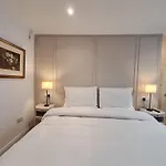 Pembroke Guest דירה