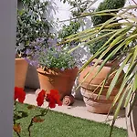 Pembroke Guest דירה *