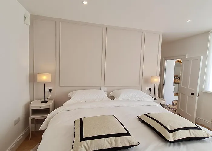 Pembroke Guest *